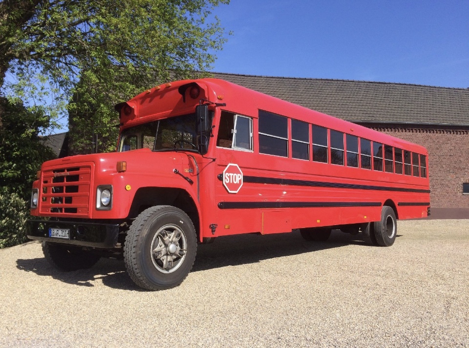 Partybus und Schoolbus als Fahrzeugmotiv für Abschlussfeier