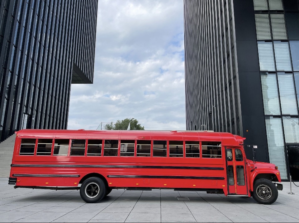 Partybus und Schoolbus als Fahrzeugmotiv für Gruppenausflug